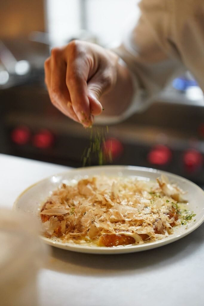 Cocinero terminando un plato del menú degustación en Soluna