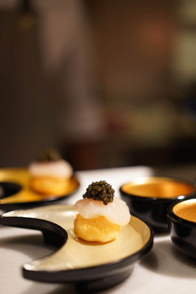Bocado con caviar del menú degustación de Soluna