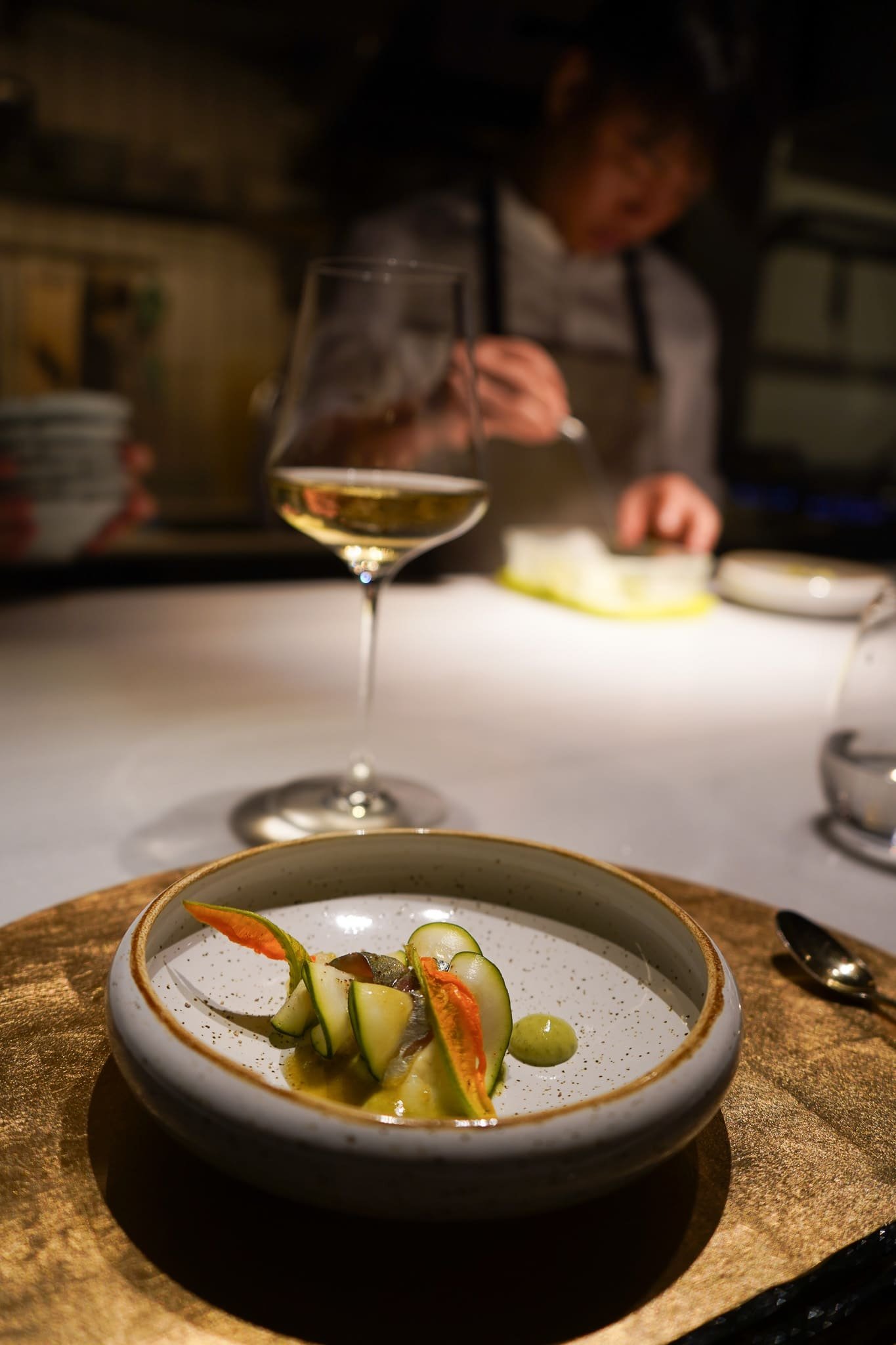 Copa de vino blanco y plato del menú degustación en Soluna